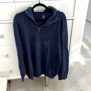 This beautiful worn once Calvin Klein pull Ophir is waiting for you